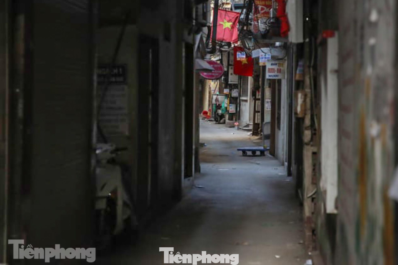 Hình ảnh ngõ Khâm Đức không bóng người sau khi ghi nhận gần 100 ca dương tính với SARS-CoV-2.