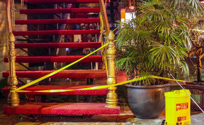 Dây được căng khắp lối đi lên cơ sở kinh doanh nhà hàng tại 194 Trần Duy Hưng