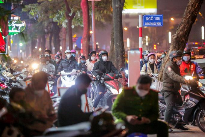 Tại thời điểm phong toả là giờ cao điểm nên rất đông người dân di chuyển lên vỉa hè...