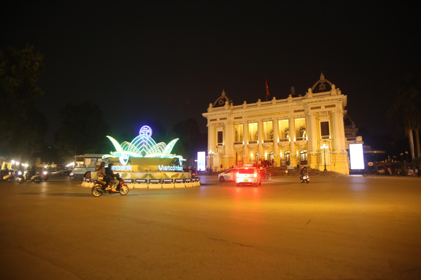 Khu vực Nhà hát Lớn cũng vắng bóng người qua. Khi chưa có dịch, đây là khu vực thu hút khá nhiều người tới vui chơi vào đêm giao thừa với những lễ hội đón năm mới.