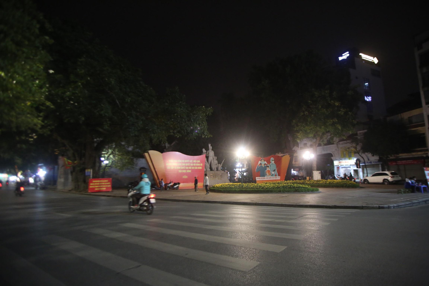 Ghi nhận của PV, khu vực Hồ Gươm vắng vẻ đến lạ thường trong đêm giao thừa.