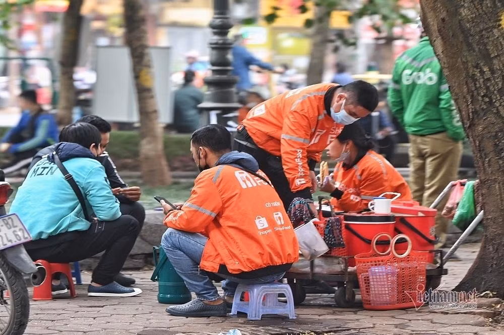 Quán trà đá tại vườn hoa Hàng Đậu thường xuyên đông khách