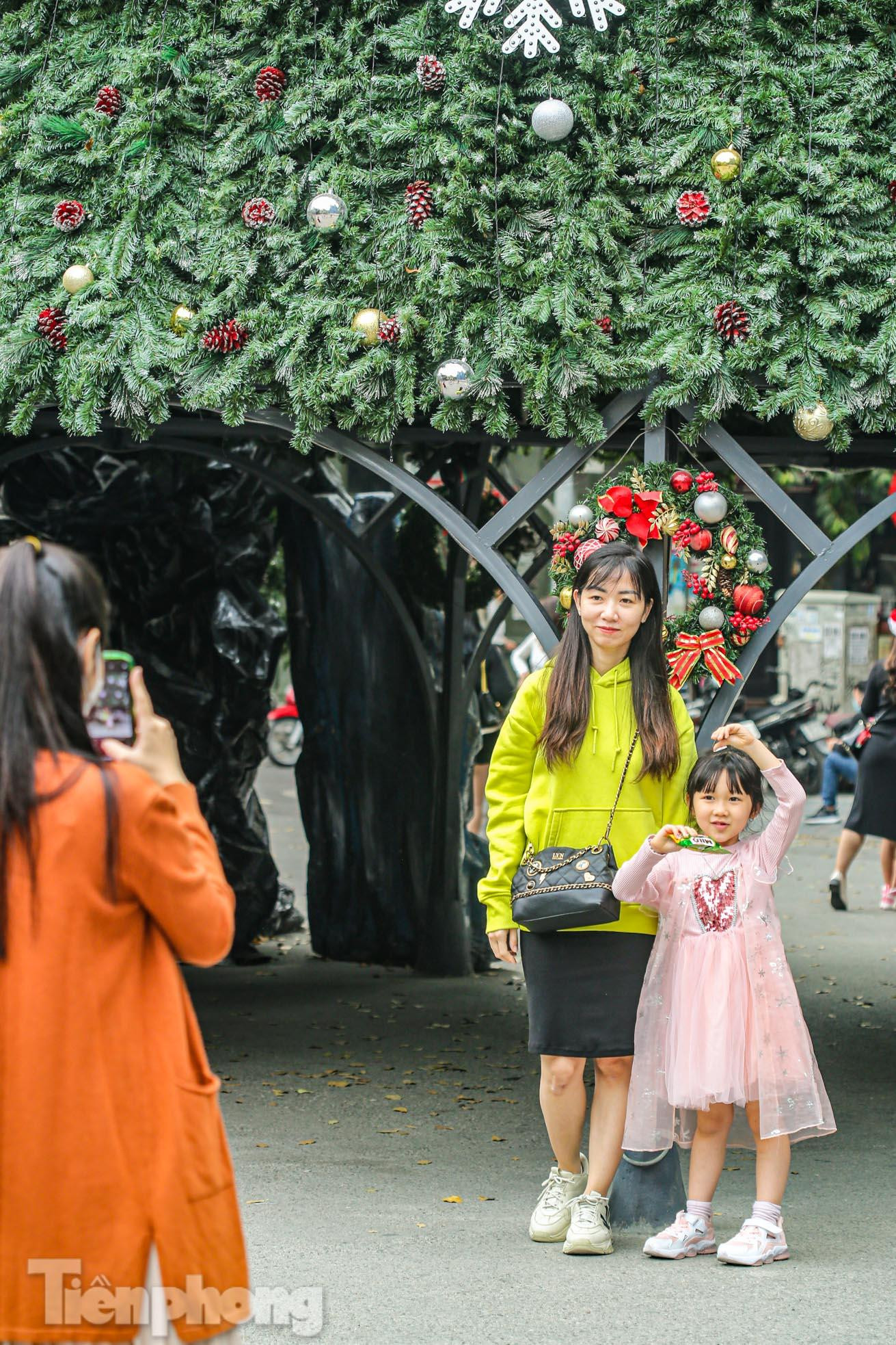 Nhiều trẻ em được phụ huynh đưa đến đây để chụp tấm hình kỷ niệm trong mùa Noel năm nay.