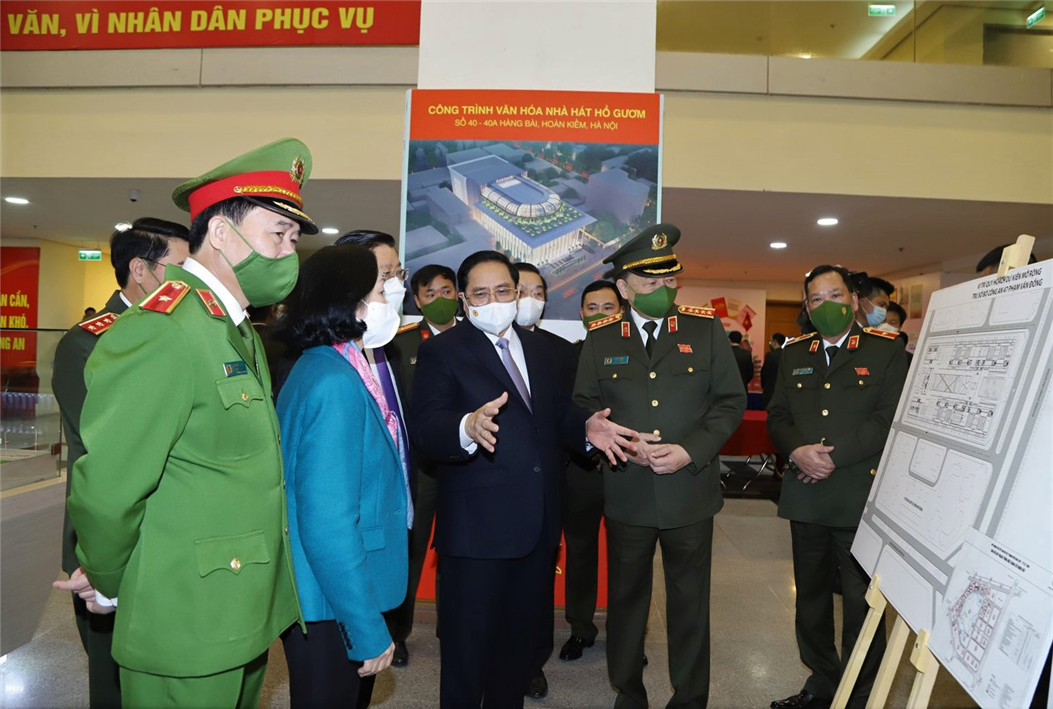 Thủ tướng Chính phủ Phạm Minh Chính cùng các đại biểu tham quan triển lãm về các hoạt động tiêu biểu của lực lượng CAND Thủ tướng Chính phủ Phạm Minh Chính cùng các đại biểu tham quan triển lãm về các hoạt động tiêu biểu của lực lượng CAND