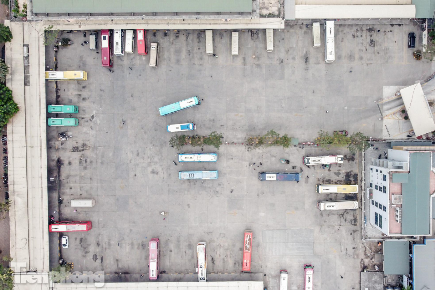 Hình ảnh vắng lặng lạ thường tại bến xe Mỹ Đình trong ngày cuối năm. Hình ảnh vắng lặng lạ thường tại bến xe Mỹ Đình trong ngày cuối năm.