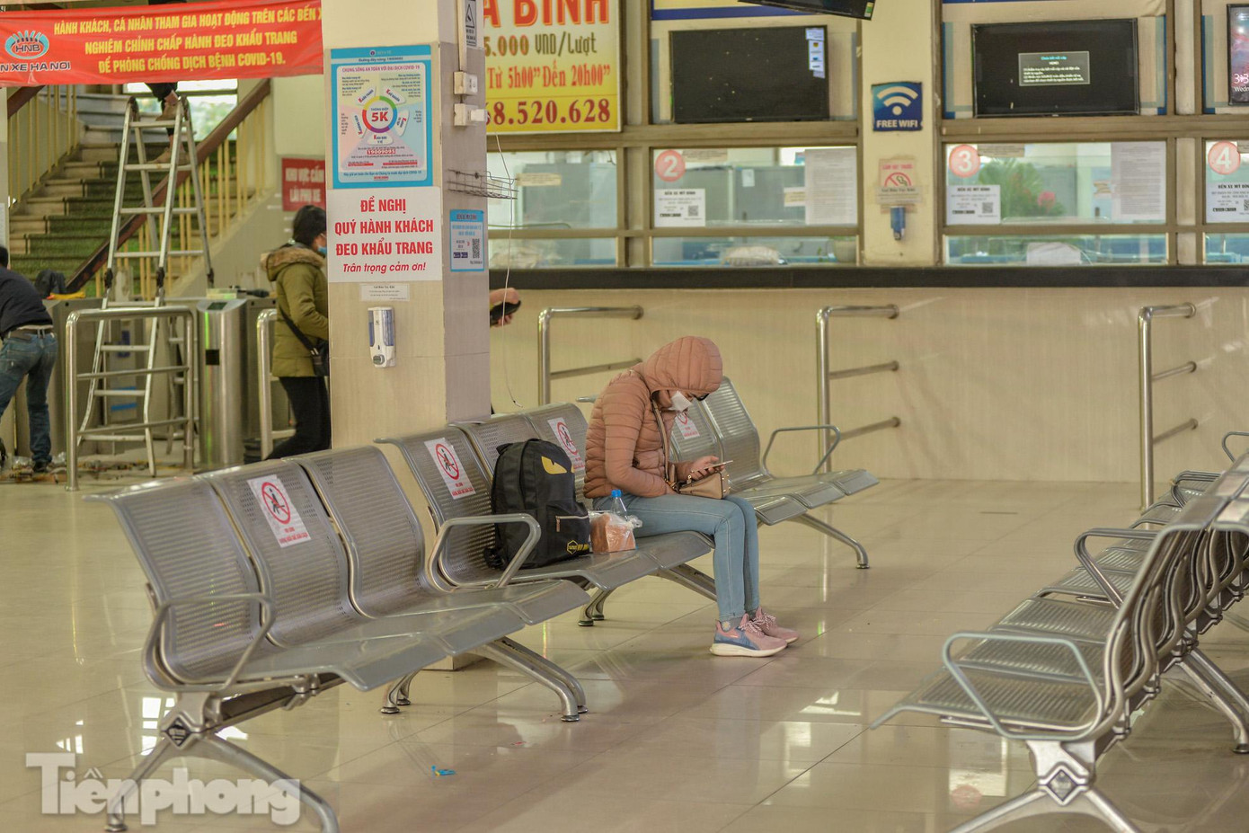 Khu vực ghế hàng chờ trên các ghế đều được đánh dấu giãn cách, không còn hình ảnh chật chội trên những hàng ghế chờ như mọi năm. Khu vực ghế hàng chờ trên các ghế đều được đánh dấu giãn cách, không còn hình ảnh chật chội trên những hàng ghế chờ như mọi năm.