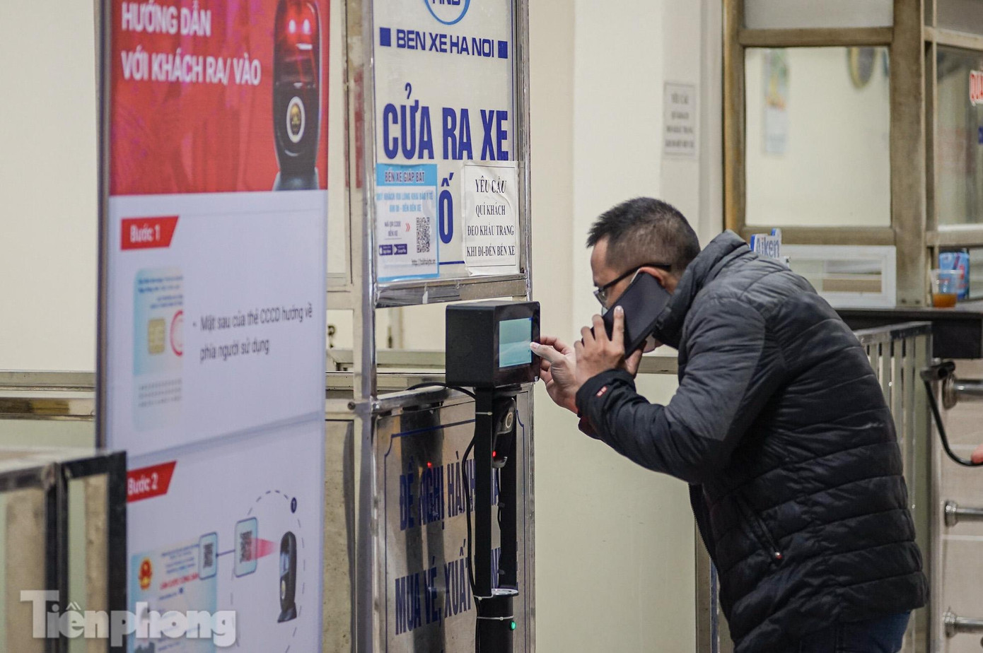 Khách hàng loay hoay thực hiện khai báo y tế qua CCCD có gắn chip. Khách hàng loay hoay thực hiện khai báo y tế qua CCCD có gắn chip.