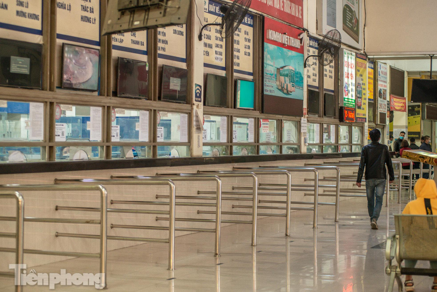 Các ô cửa đều sẵn sàng phục vụ, tuy nhiên khu vực quầy vé lại vắng bóng người mua. Các ô cửa đều sẵn sàng phục vụ, tuy nhiên khu vực quầy vé lại vắng bóng người mua.