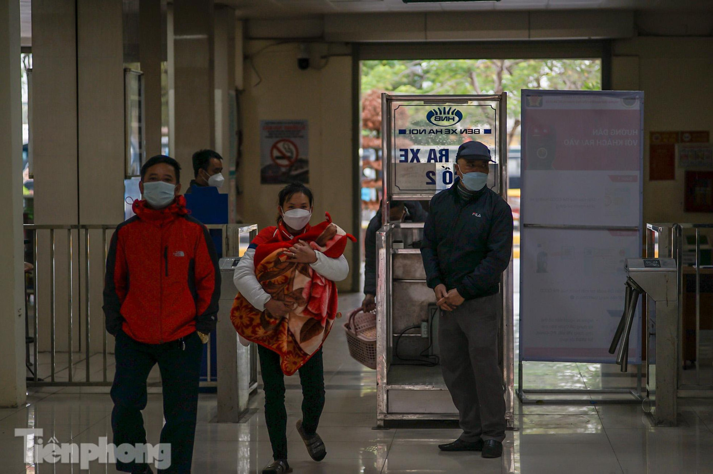 Lác đác một vài hành khách di chuyển trong bến. Lác đác một vài hành khách di chuyển trong bến.