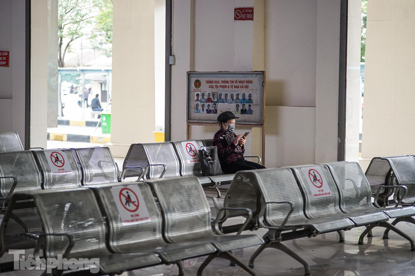 Một bến xe lớn khác ở Hà Nội - bến xe Giáp Bát, chịu cảnh đìu hiu tương tự, cả sảnh lớn chỉ một vài hành khách chờ làm thủ tục bên trong. Một bến xe lớn khác ở Hà Nội - bến xe Giáp Bát, chịu cảnh đìu hiu tương tự, cả sảnh lớn chỉ một vài hành khách chờ làm thủ tục bên trong.