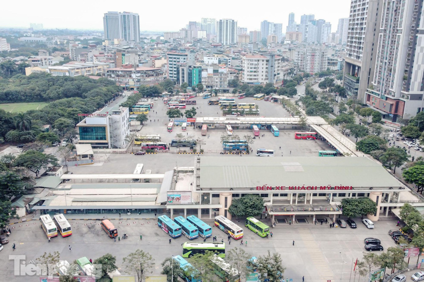 Ghi nhận tại bến xe Mỹ Đình, thời điểm này như mọi năm đang vào mùa cao điểm với nườm nượp xe ra vào, nhưng tại đây năm nay lại vắng vẻ lạ thường, hành khách lác đác, quầy vé không có ai mua trong ngày cuối cùng của năm 2021. Ghi nhận tại bến xe Mỹ Đình, thời điểm này như mọi năm đang vào mùa cao điểm với nườm nượp xe ra vào, nhưng tại đây năm nay lại vắng vẻ lạ thường, hành khách lác đác, quầy vé không có ai mua trong ngày cuối cùng của năm 2021.