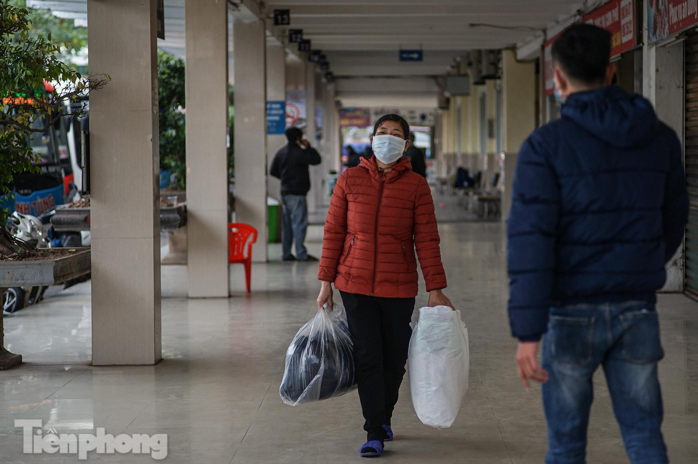 "Trong mấy ngày này, lượng khách không có dấu hiệu tăng do tâm lý lo ngại di chuyển của người dân. Hiện mỗi ngày chỉ có vài chục chuyến xe rời bến", một lái xe cho biết. "Trong mấy ngày này, lượng khách không có dấu hiệu tăng do tâm lý lo ngại di chuyển của người dân. Hiện mỗi ngày chỉ có vài chục chuyến xe rời bến", một lái xe cho biết.