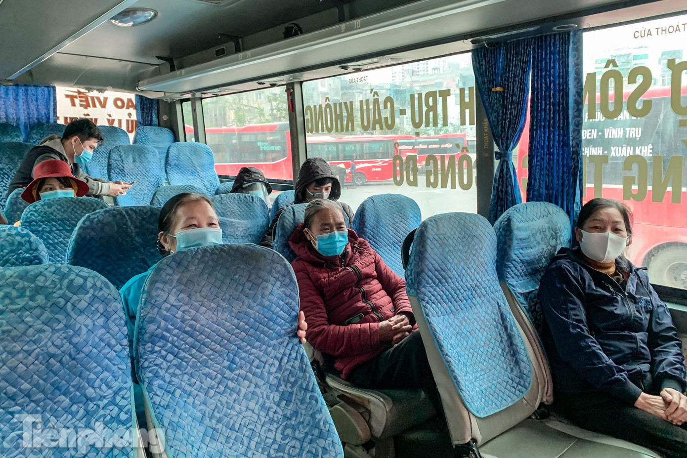 Nhiều xe rời bến chỉ với một vài hành khách. Nhiều xe rời bến chỉ với một vài hành khách.