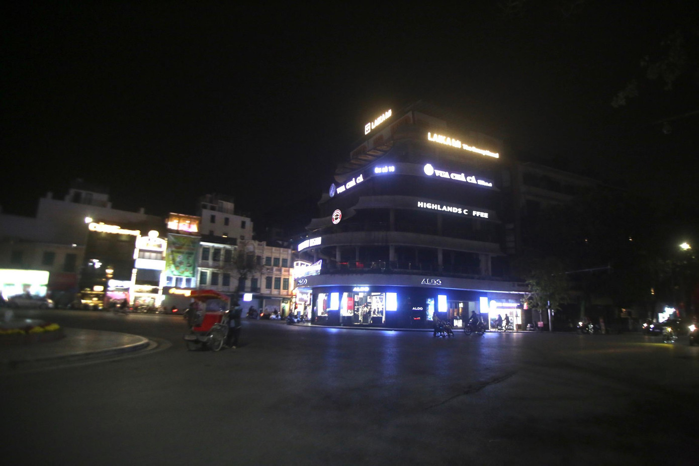 Trước diễn biến phức tạp của COVID-19, nhiều quận ở Hà Nội trở thành "vùng cam" nên các hoạt động vui chơi, giải trí đều hạn chế.