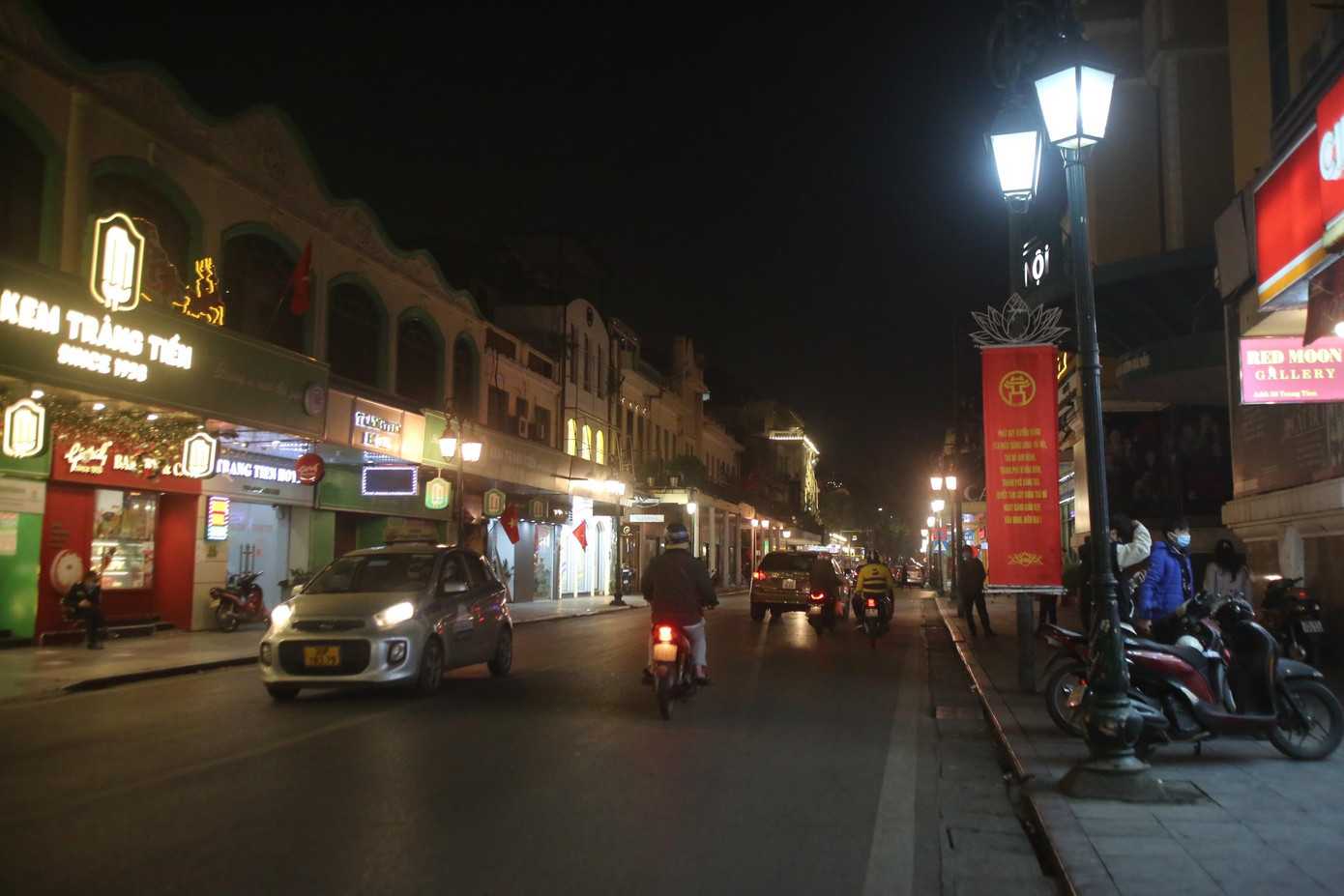 Phố Tràng Tiền đường thông hè thoáng.