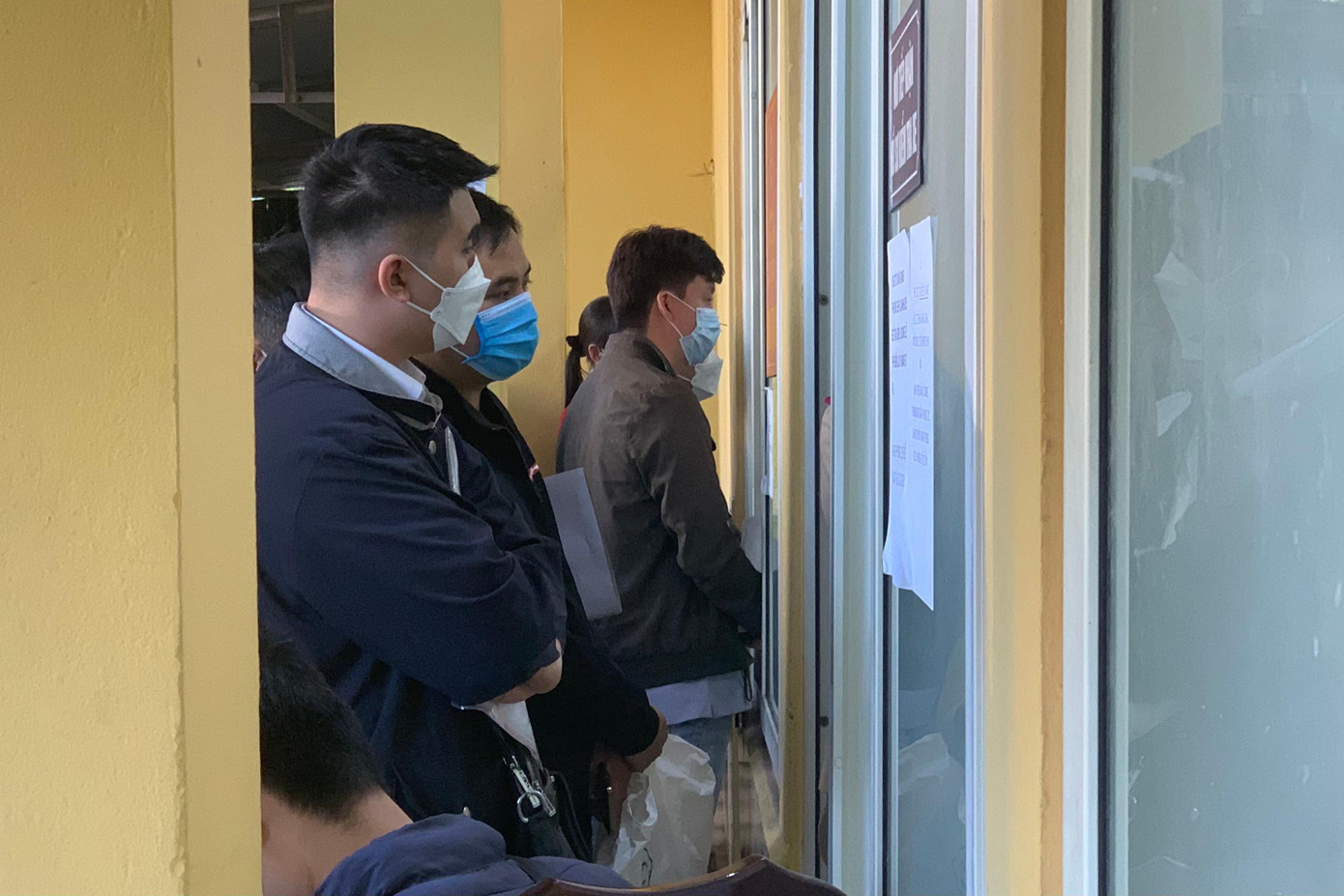 Những người xếp hàng hàng tiếng đồng hồ để đến cửa, chờ đến lượt vào đăng ký.