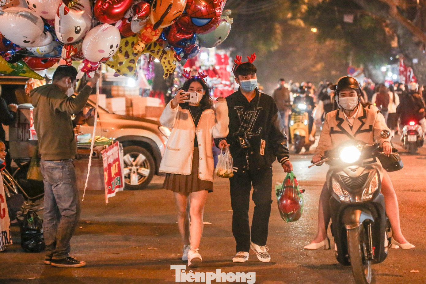 Ghi nhận của PV khoảng 18h tại phố Hàng Mã (quận Hoàn Kiếm, Hà Nội), nhiều bạn trẻ đã đến đây từ sớm, tranh thủ lúc vắng người để có thể chụp những bức hình lung linh cho đêm Giáng sinh năm nay.