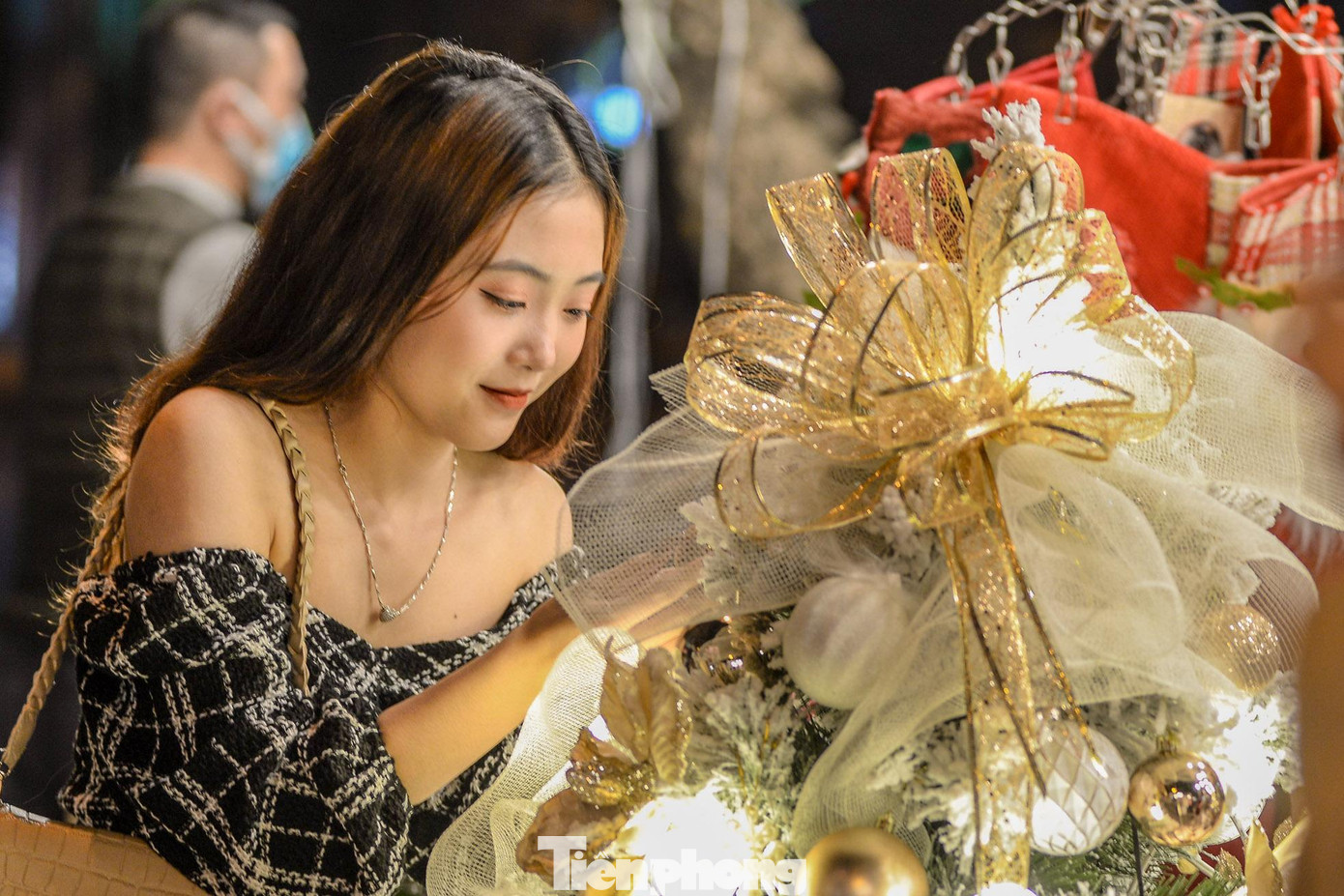 Thời tiết Hà Nội ấm hơn giúp các bạn thiếu nữ tự tin thả dáng.