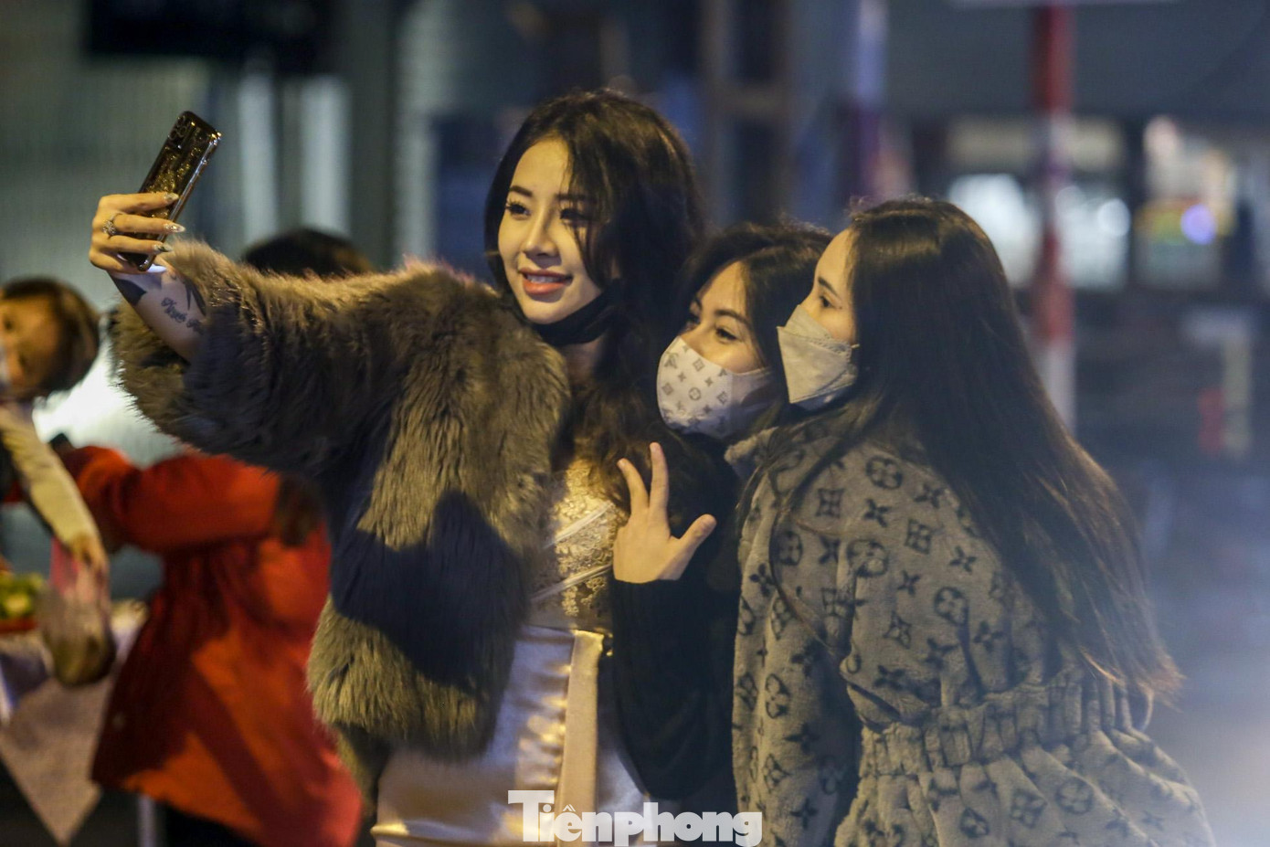 Do dịch bệnh COVID-19 diễn biến phức tạp nên nhiều bạn trẻ tranh thủ bỏ khẩu trang để chụp ảnh, nhiều bạn lại chọn cách tạo dáng với khẩu trang.