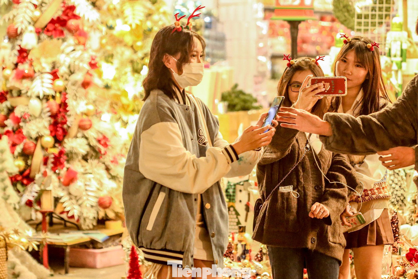 Với phụ kiện là những chiếc sừng tuần lộc giúp các bạn nữ tự tin khoe sắc.