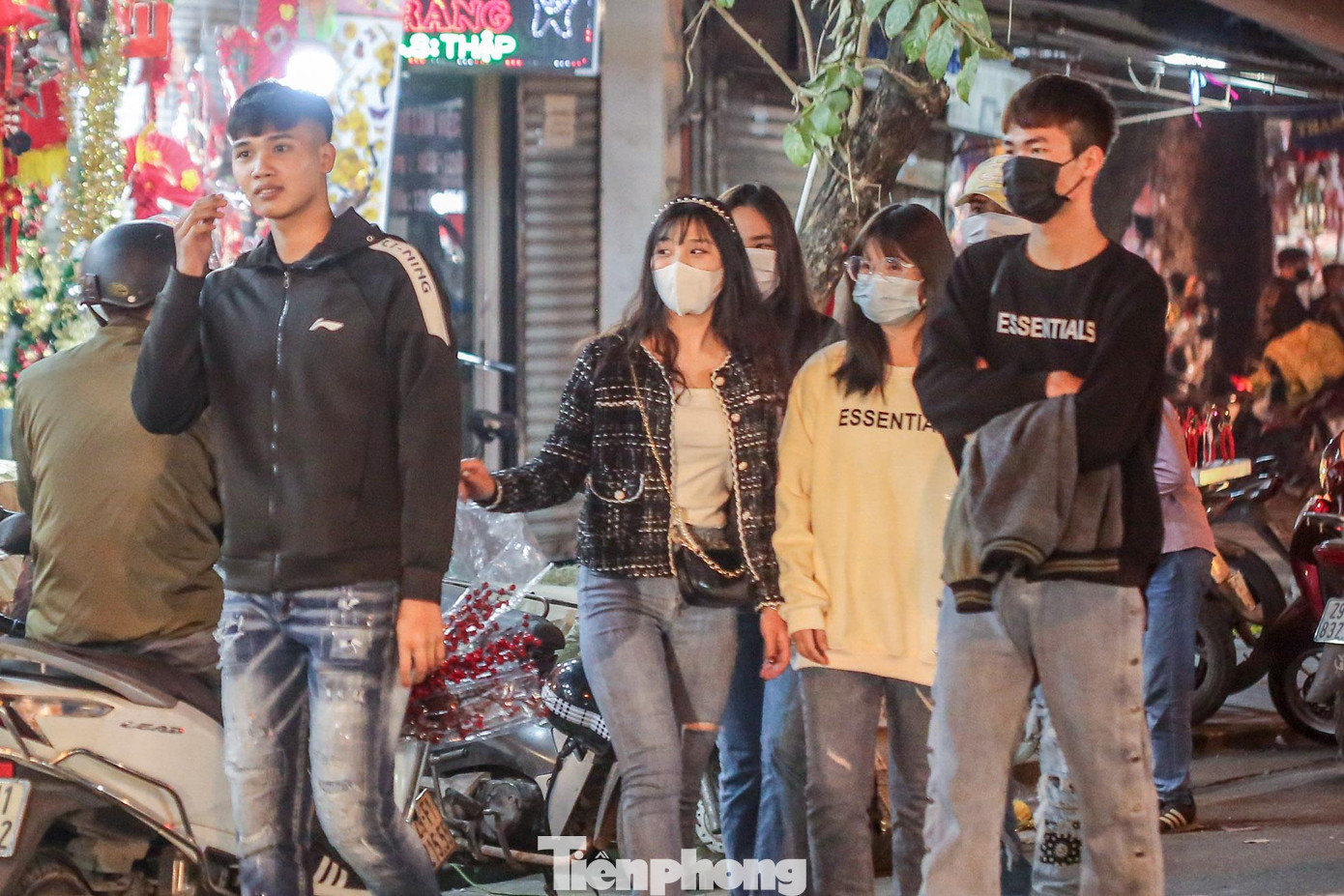 Trong số những bạn trẻ đến đây, xuất hiện nhiều bạn nữ xinh đẹp trong những bộ đồ xúng xính.