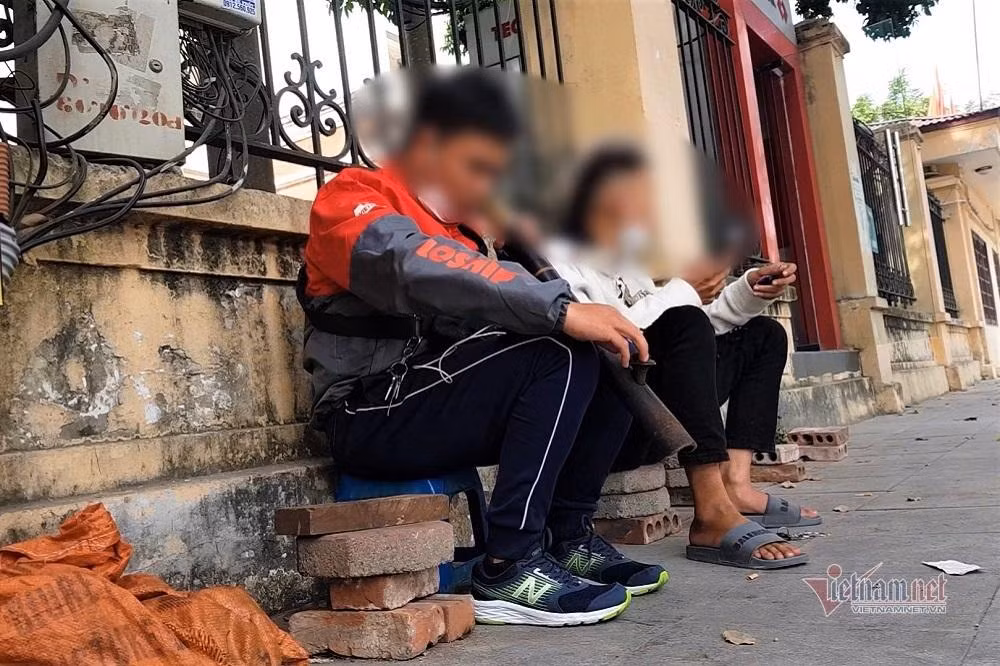 Chiếc điếu cày liên tục chuyển từ tay người này sang người khác