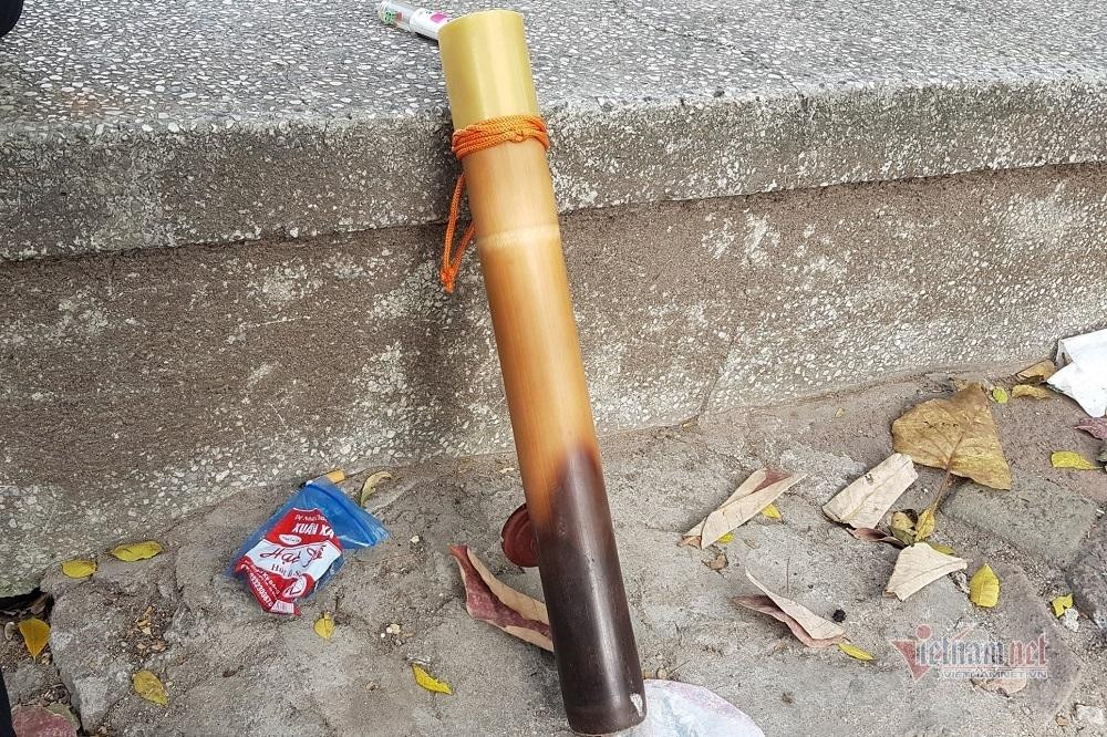 Đeo khẩu trang để ngăn giọt bắn, nhưng buông bỏ khẩu trang, dân thuốc lào lại chung nhau điếu cày Đeo khẩu trang để ngăn giọt bắn, nhưng buông bỏ khẩu trang, dân thuốc lào lại chung nhau điếu cày