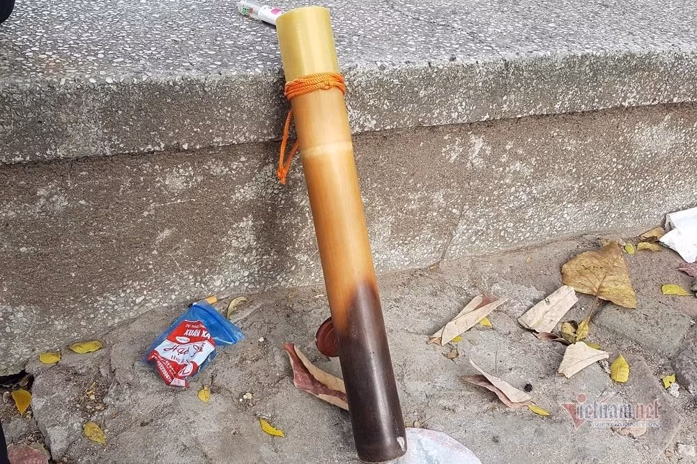 Đeo khẩu trang để ngăn giọt bắn, nhưng buông bỏ khẩu trang, dân thuốc lào lại chung nhau điếu cày