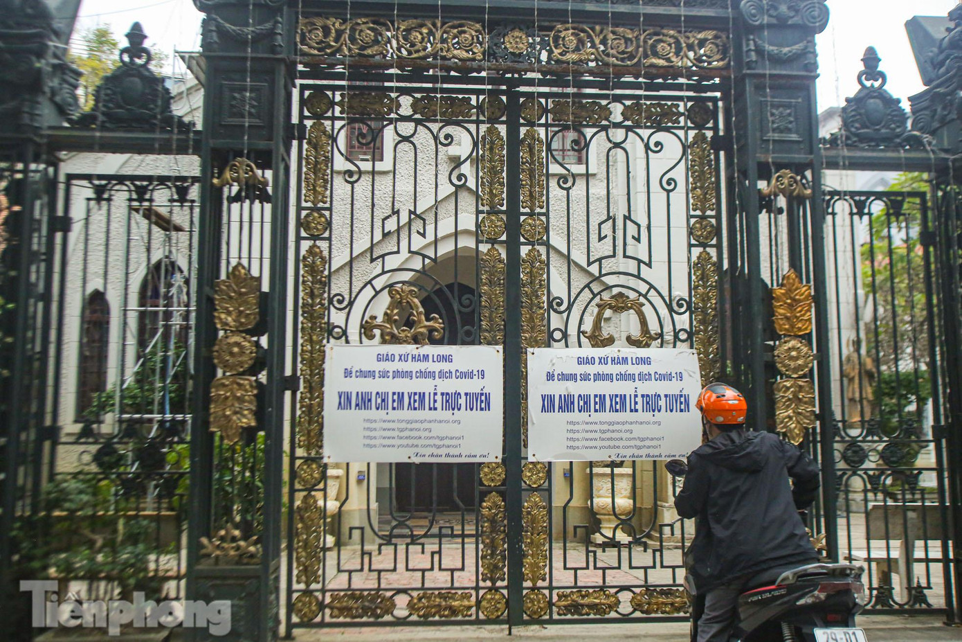 Nhà thờ Hàm Long nổi tiếng ở Hà Nội với kiến trúc độc đáo. Năm nay, trong ngày lễ Giáng sinh nhà thờ này sẽ tổ chức lễ trực tuyến như những nhà thờ khác.