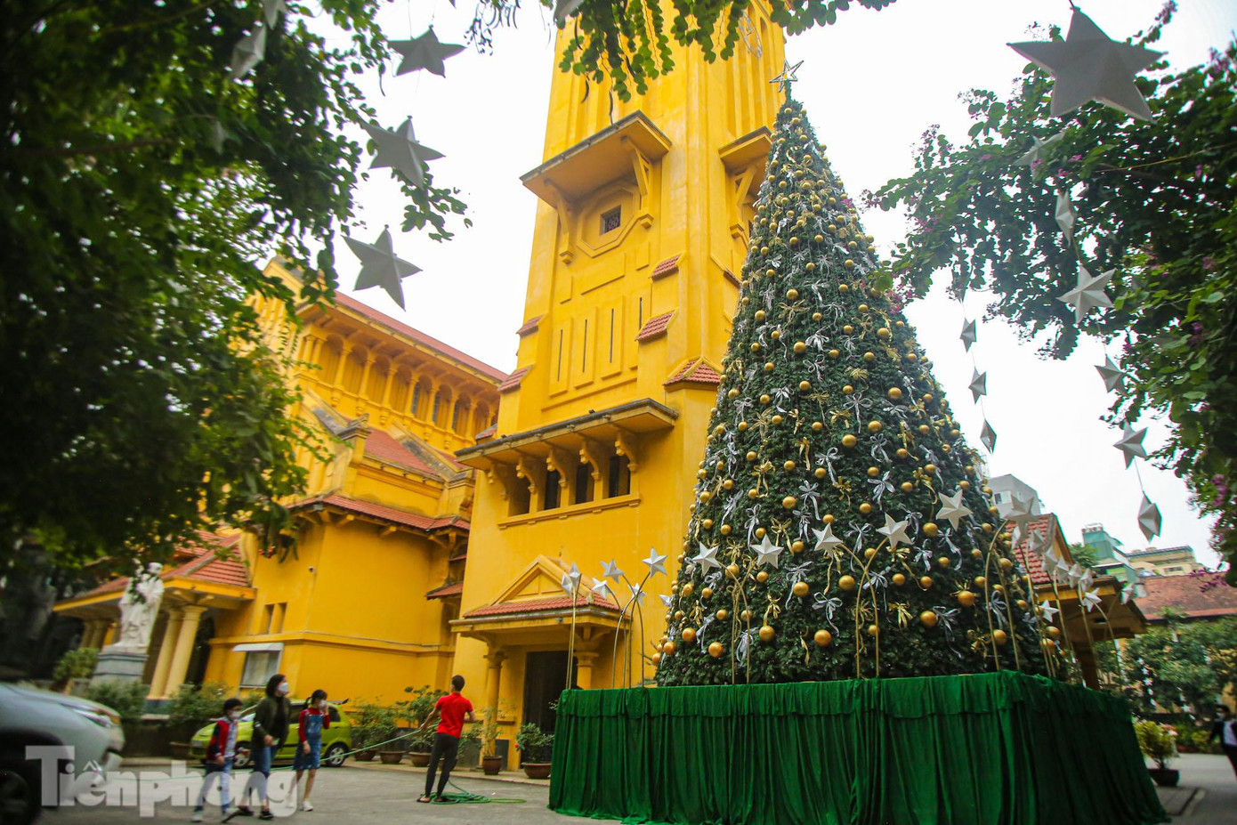 Phía trước sân có cây thông cao 12m được trang trí bằng hàng trăm quả châu và bóng đèn.