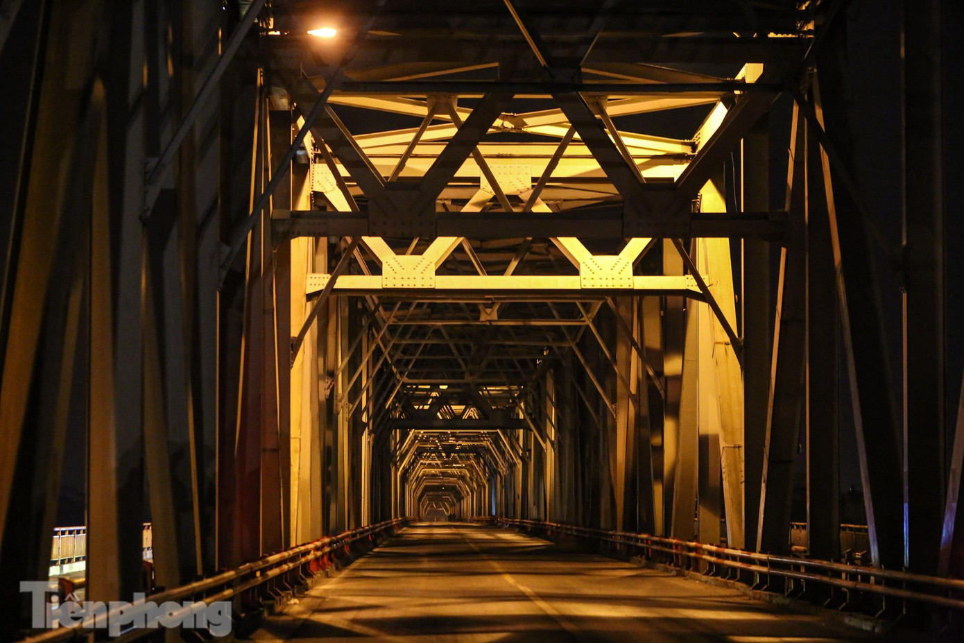 Cầu Chương Dương bắc qua sông Hồng, nối hai quận Hoàn Kiếm và Long Biên (Hà Nội), được hoàn thành vào năm 1985. Sau 30 năm đi vào hoạt động, mặc dù sửa chữa định kỳ nhưng nhiều hạng mục cầu đã bị hư hỏng, xuống cấp nghiêm trọng.