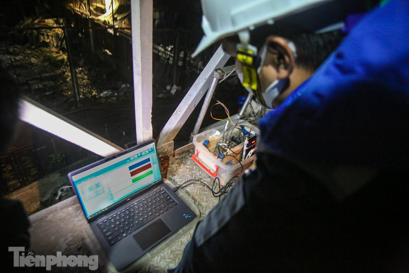 Đội kỹ thuật kiểm tra máy với những dải sóng thể hiện độ rung, độ võng của cầu.