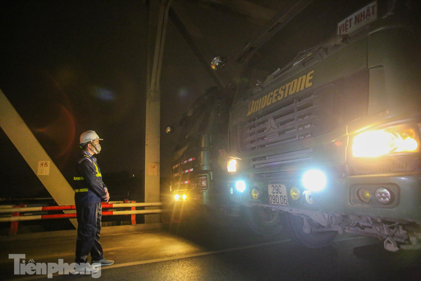 Để &quot;khám bệnh&quot; cho cầu, đơn vị tư vấn huy động 6 xe tải khối lượng khoảng 25-30 tấn di chuyển các vị trí trên mặt cầu để đánh giá chịu tải, kiểm tra mức độ võng.