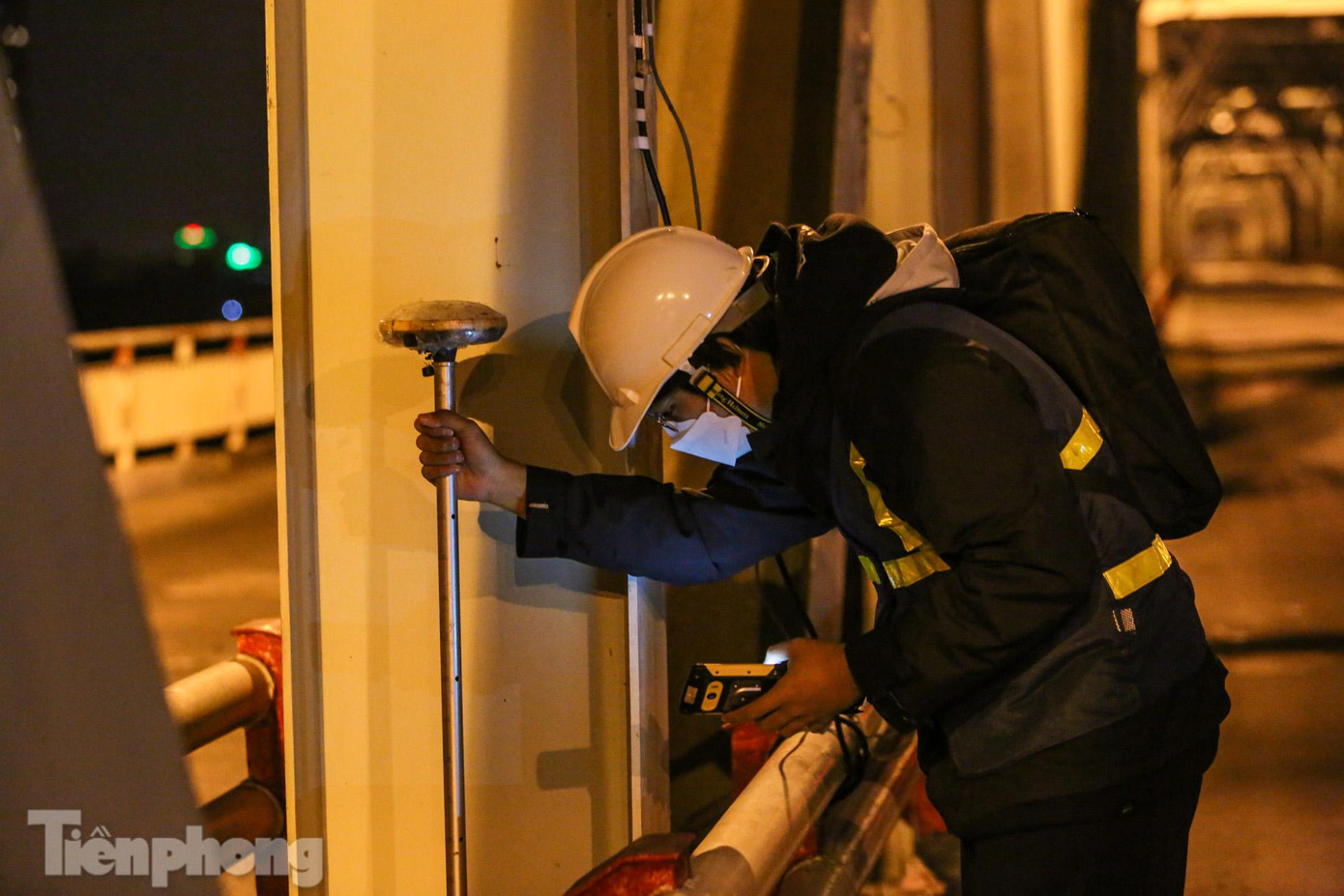 Dùng thiết bị GPS chuyên dụng để đánh giá độ võng của cầu.