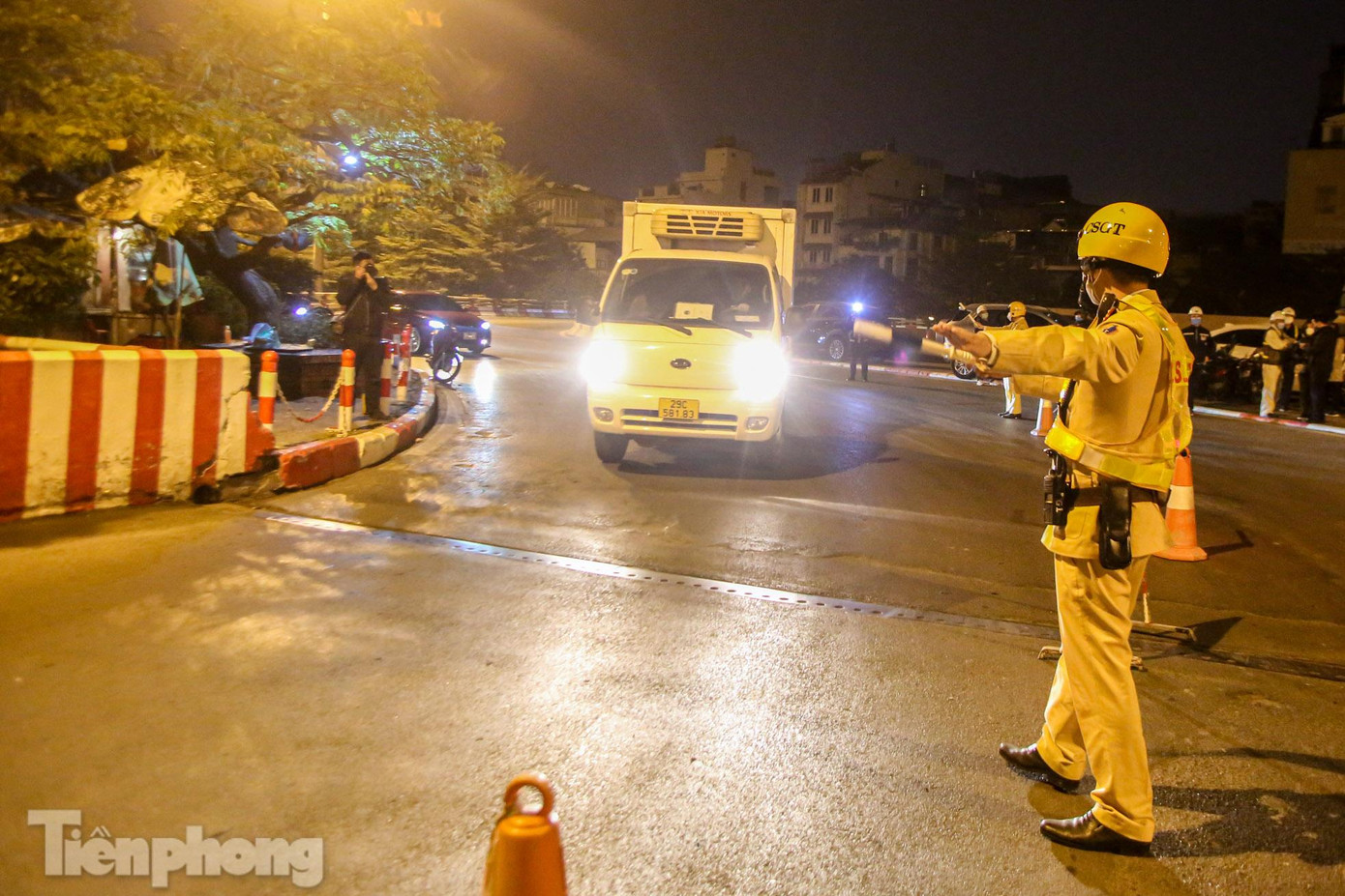 Lực lượng CSGT có mặt để điều tiết các phương tiện. Do việc kiểm định tiến hành vào ban đêm nên lưu lượng xe đi lại không nhiều.