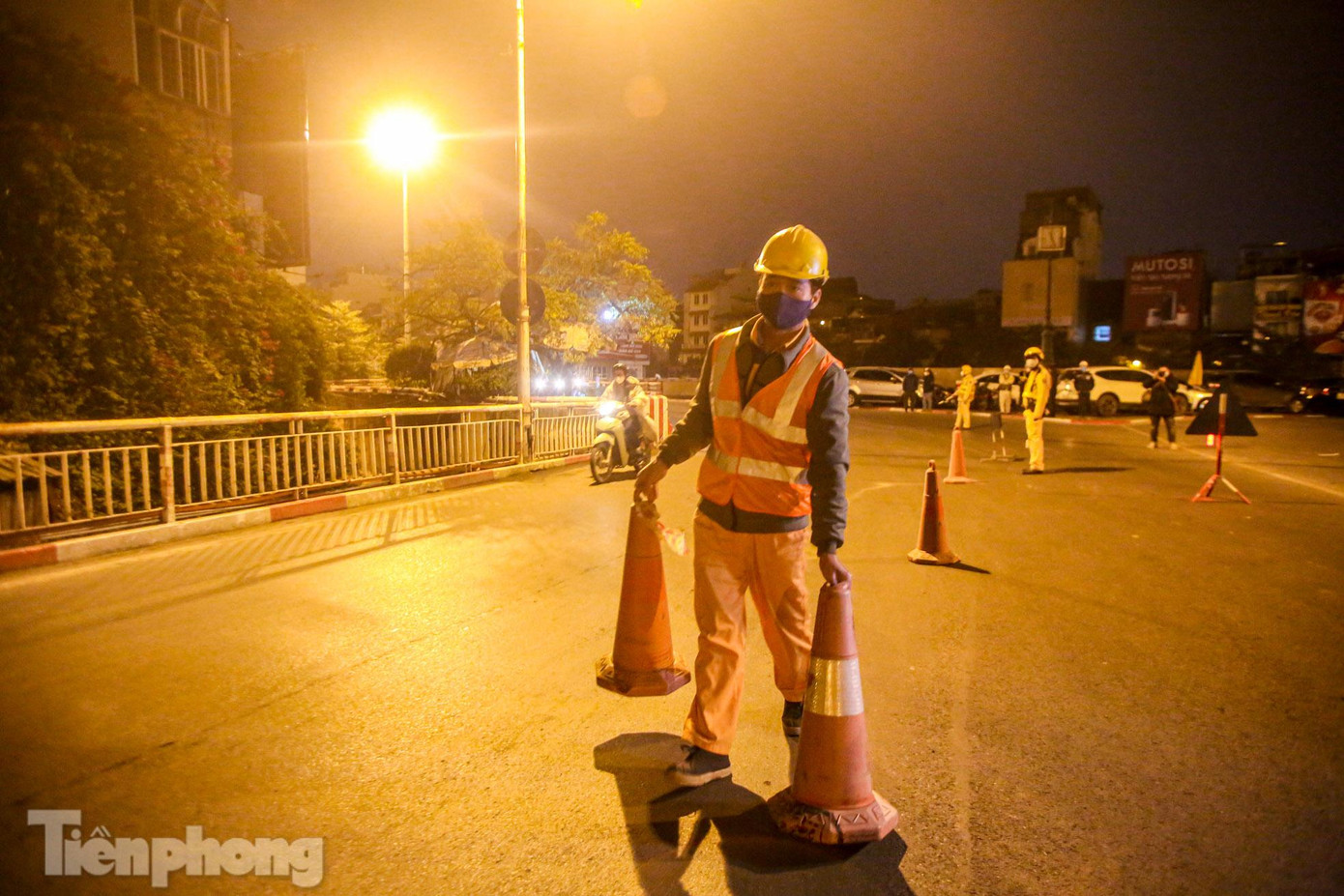 Trước đó, Sở GTVT chấp thuận phương án phân luồng tổ chức giao thông phục vụ kiểm định cầu Chương Dương. Theo đó, trong tối 30/12, các đơn vị có trách nhiệm sẽ thực hiện việc thử tải trên cầu Chương Dương. Quy mô thử tải là làn xe chính giữa cầu dành cho ô tô và 2 làn biên dành cho xe máy.