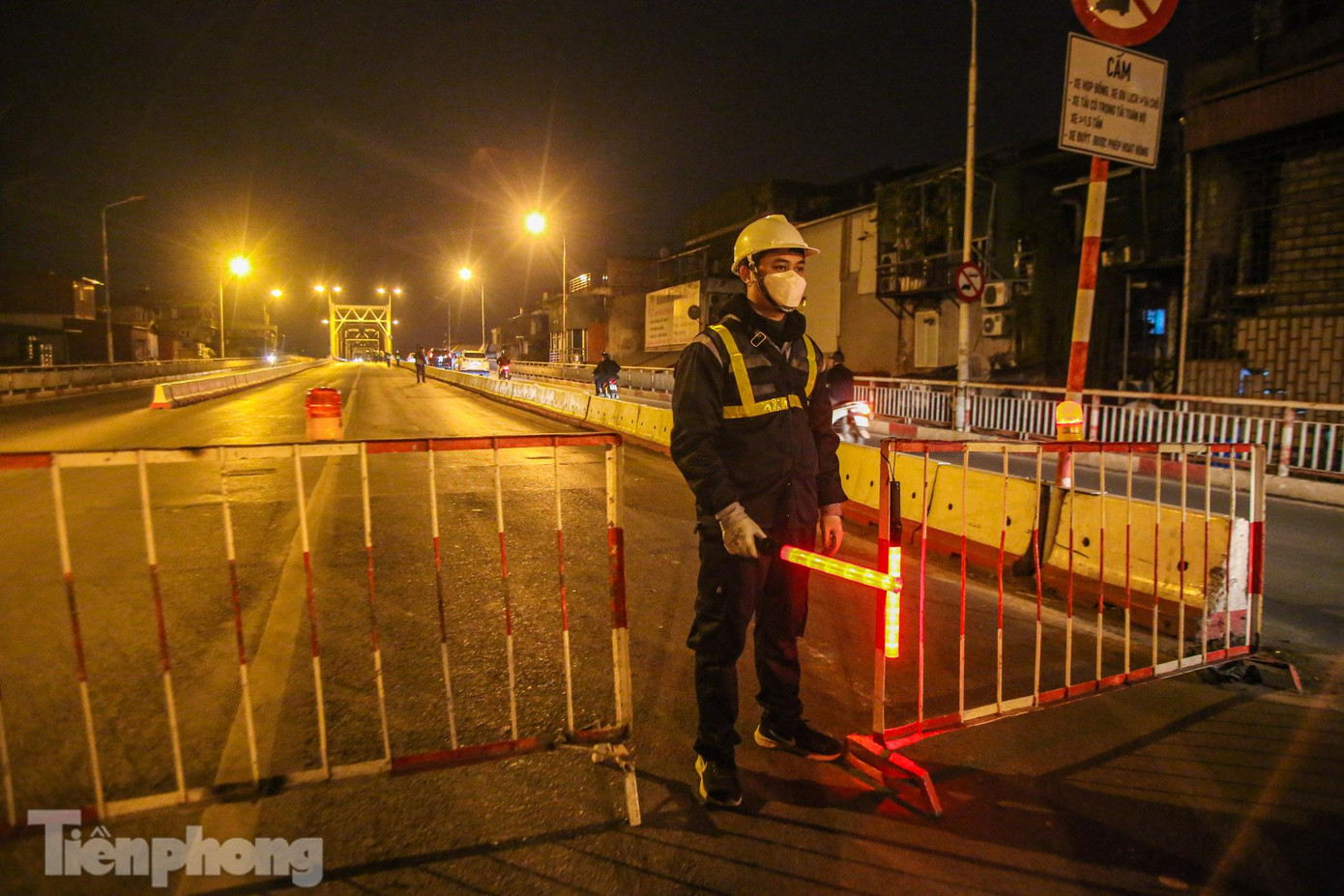 Khoảng 23h30 ngày 30/12, Ban Duy tu các công trình hạ tầng giao thông (Sở Giao thông Vận tải Hà Nội) tiến hành rào chắn hai đầu cầu Chương Dương ở làn dành riêng cho ôtô để phục vụ việc kiểm định cầu.
