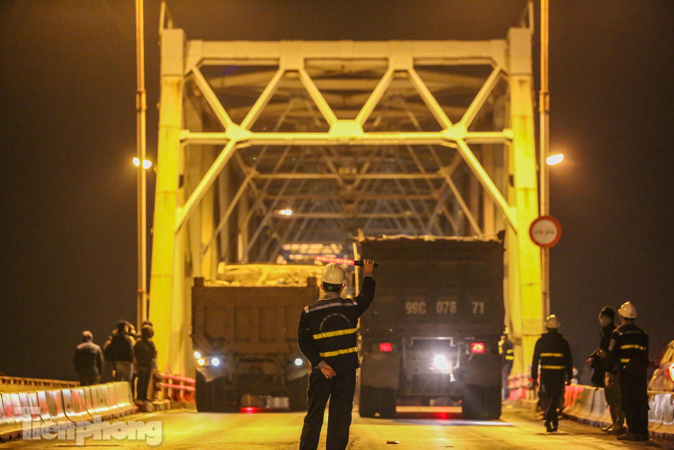 Hiện cầu Chương Dương đang có nhiều hạng mục xuống cấp nhưng hạng mục cần được quan tâm nhất là phần mặt cầu trước. Đây là bộ phận được thiết kế lắp ghép, sau nhiều năm các mối nối không còn được đảm bảo.