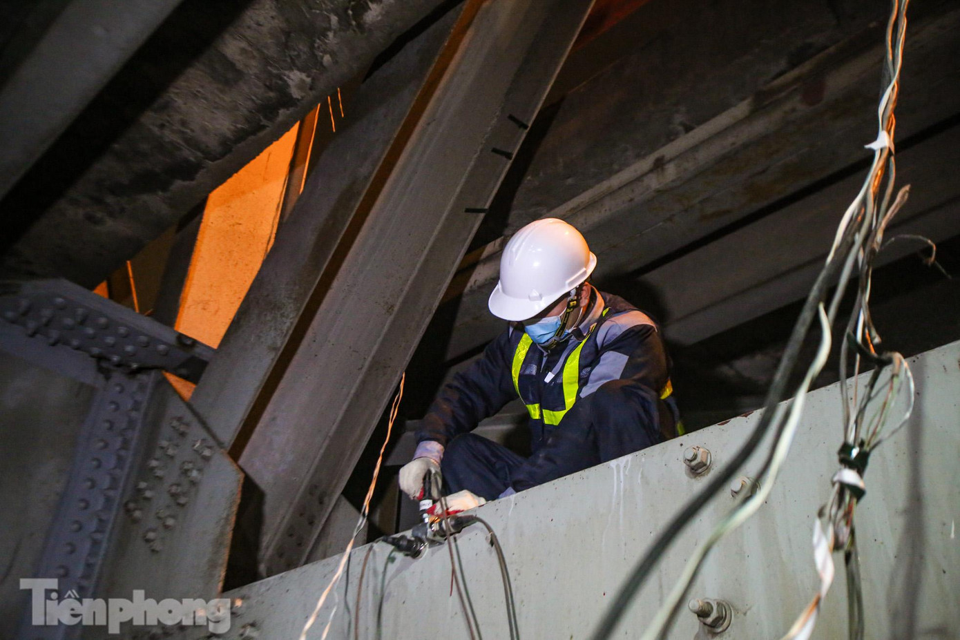 &quot;Khâu thử tải cũng là khâu quan trọng nhất được diễn ra vào ban đêm nhằm giảm thiểu tối đa ảnh hưởng đến việc đi lại của người dân, chúng tôi sẽ khảo sát nhịp dẫn, nhịp dầm thép liên hợp, khảo sát bê tông cốt thép, khảo sát dầm chủ... để đưa ra những thông số chính xác nhất&quot;, đại diện đơn vị kiểm định cho biết.