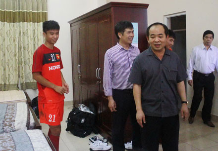 Thứ trưởng Lê Khánh Hải thăm đội U.23 tại Hungary vừa qua