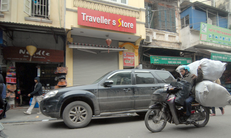 Một tay đỡ hai tải hàng trên phố Hàng Bè (Hoàn Kiếm)