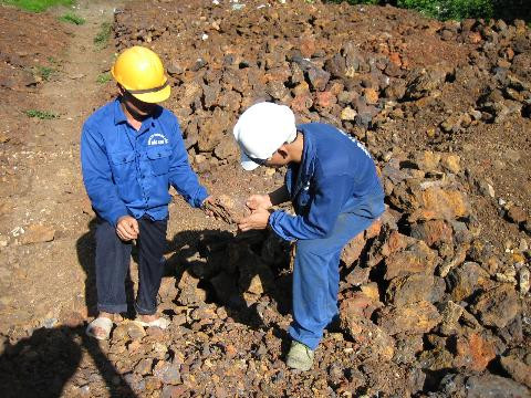 Công nhân Cty KSBK nhặt lượm từng hạt quặng rơi. Công nhân Cty KSBK nhặt lượm từng hạt quặng rơi