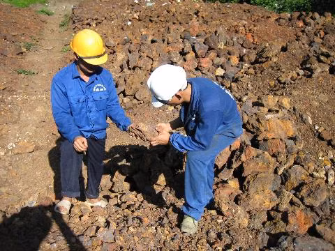 Công nhân Cty KSBK nhặt lượm từng hạt quặng rơi