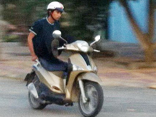 Tuấn Anh lái xe bằng chân trong khu địa ốc Bạc Liêu chiều 1/11