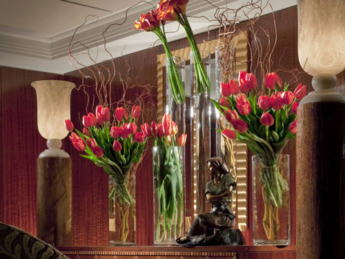 ...hay những vị khách VIP như Bill Gates, Sir Richard Branson và Michael Jackson