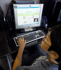 Một cậu bé mải mê chơi trò chơi điện tử trong một tiệm Internet ở Seoul. Ảnh: Getty Images