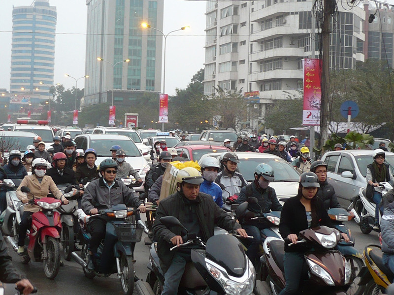 Thay vì 6h30 từ hôm nay giờ cao điểm của Hà Nội bắt đầu từ 6h sáng. Ảnh: T.Đ