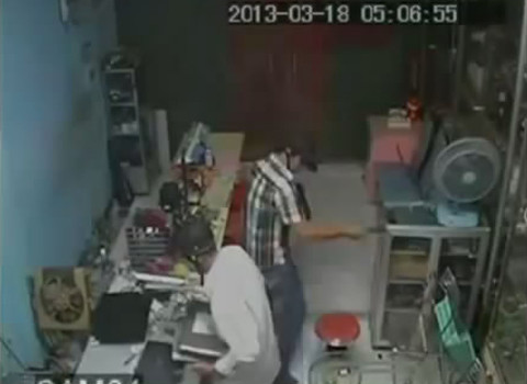 Bọn chúng ôm ở bụng, kẹp ở nách tới gần chục cái. Bọn chúng ôm ở bụng, kẹp ở nách tới gần chục cái