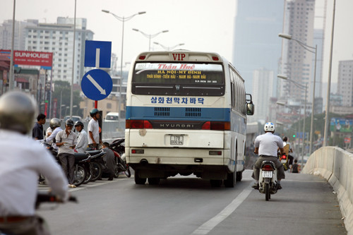  Theo quy định xe khách này phải đi thẳng về bến xe Mỹ Đình (có thể vòng xuống đường Phạm Hùng để quay về bến), nhưng lái xe đổi hướng chạy thẳng xuống đường Khuất Duy Tiến.
