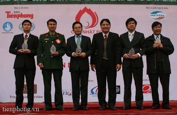 Đại diện ban tổ chức và các nhà tài trợ nhận kỷ niệm chương của chương trình Chủ Nhật Đỏ. Ảnh: Minh Đức.